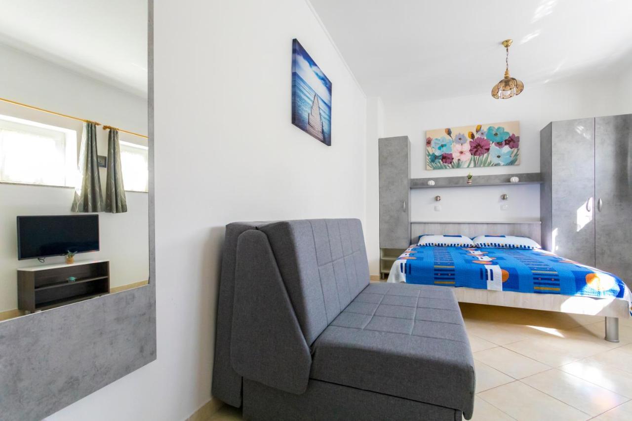Apartments Belavic By El-Pi Tours Njivice Eksteriør bilde
