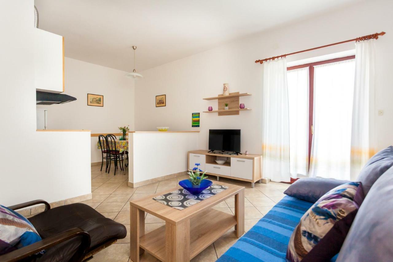 Apartments Belavic By El-Pi Tours Njivice Eksteriør bilde
